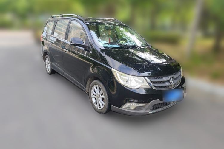Used Baojun 730 2014 1.5L manual Comfort version 7 seats Front Right 45 Deg