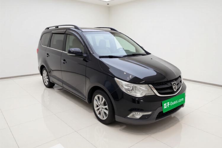 Used Baojun 730 2014 1.5L manual standard trim 7 seats Front Right 45 Deg