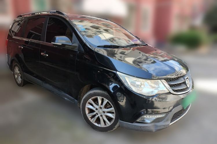 Used Baojun 730 2014 1.5L manual Comfort version 7 seats Front Right 45 Deg