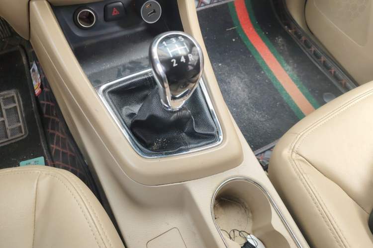Used Baojun 730 2014 1.5L manual luxury trim 7 seats Gear Lever