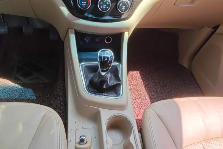 Used Baojun 730 2014 1.5L manual Comfort ESP version 7 seats Gear Lever