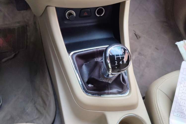 Used Baojun 730 2014 1.5L manual Comfort version 7 seats Gear Lever