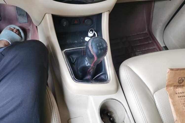 Used Baojun 730 2014 1.5L manual standard trim 7 seats Gear Lever