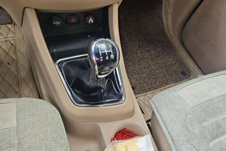 Used Baojun 730 2014 1.5L manual Comfort version 7 seats Gear Lever