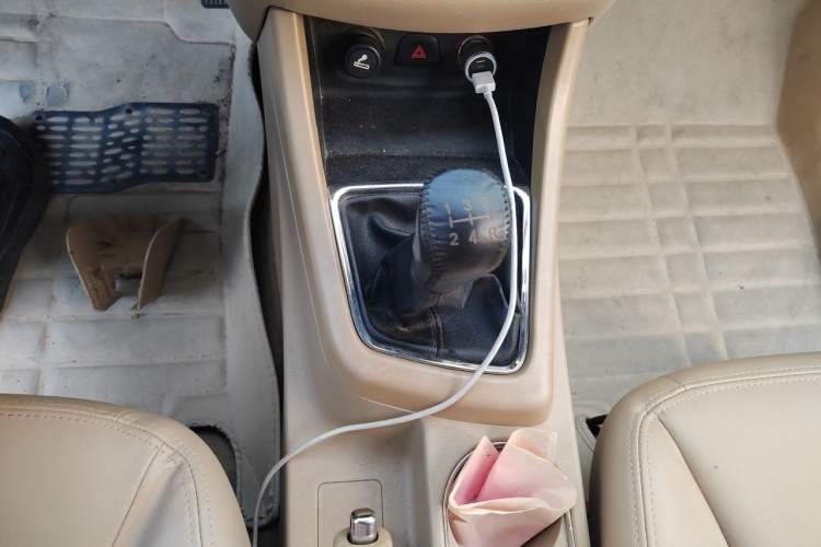 Used Baojun 730 2014 1.5L manual luxury trim 7 seats Gear Lever