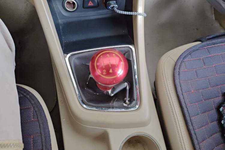 Used Baojun 730 2014 1.5L manual Comfort ESP version 7 seats Gear Lever