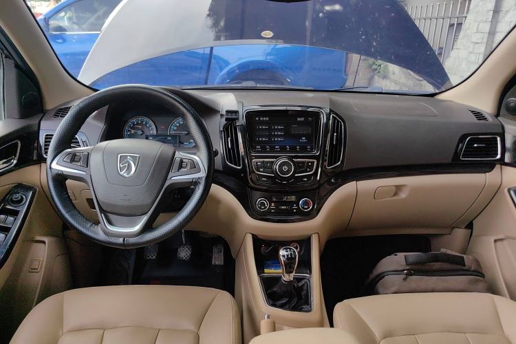 Used Baojun 730 2014 1.5L Manual Luxury Navigation ESP Version 7 Seats Interior 2