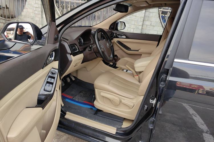 Used Baojun 730 2014 1.5L Manual Luxury Navigation ESP Version 7 Seats Interior 3