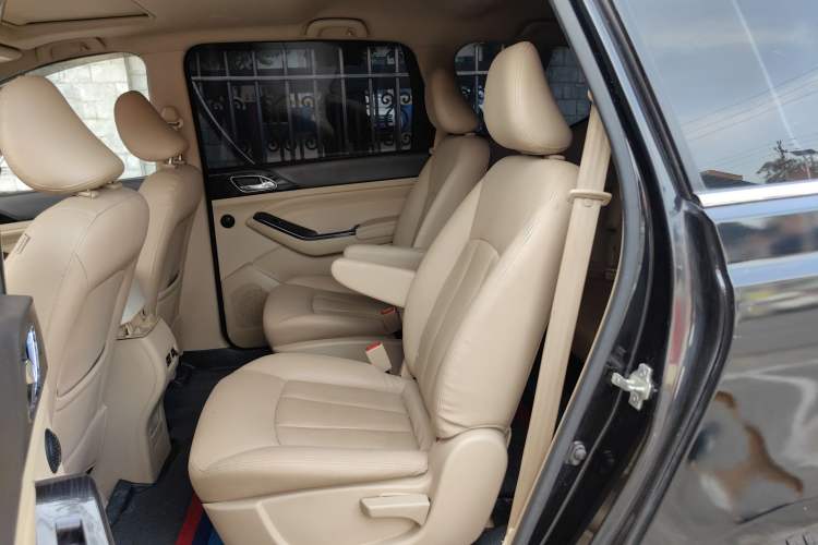 Used Baojun 730 2014 1.5L Manual Luxury Navigation ESP Version 7 Seats Interior 4