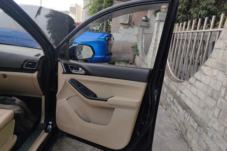 Used Baojun 730 2014 1.5L Manual Luxury Navigation ESP Version 7 Seats Interior 5