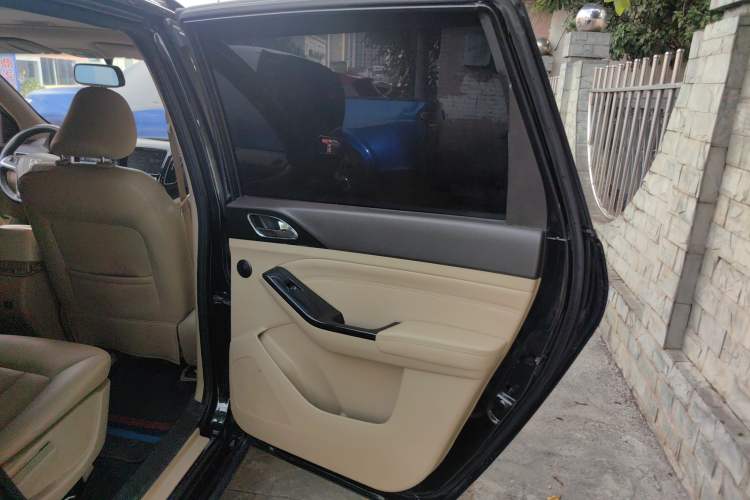 Used Baojun 730 2014 1.5L Manual Luxury Navigation ESP Version 7 Seats Interior 6