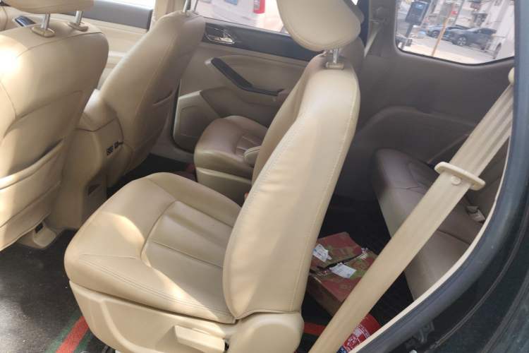 Used Baojun 730 2014 1.5L manual luxury trim 7 seats Left Rear Seat
