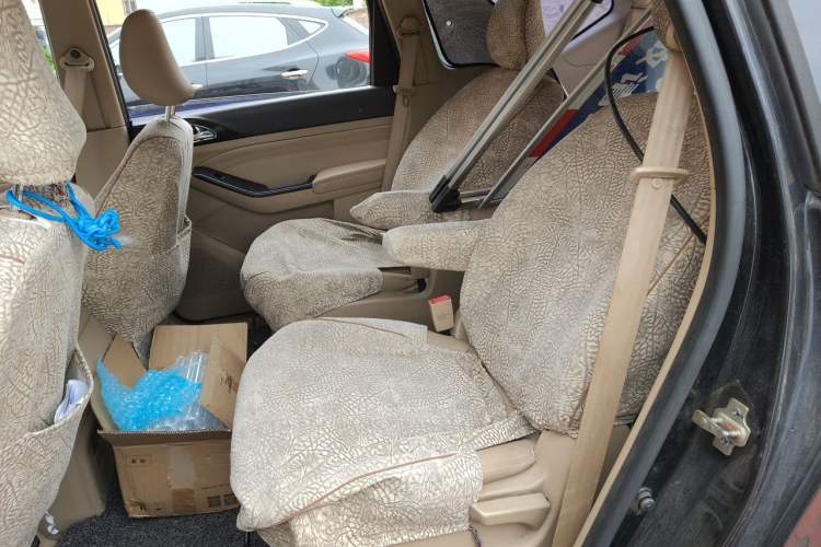Used Baojun 730 2014 1.5L manual Comfort version 7 seats Left Rear Seat