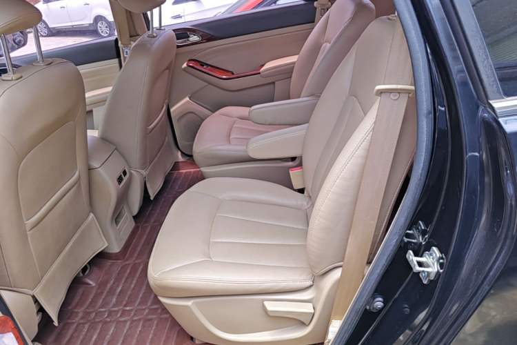 Used Baojun 730 2014 1.5L manual Comfort ESP version 7 seats Left Rear Seat