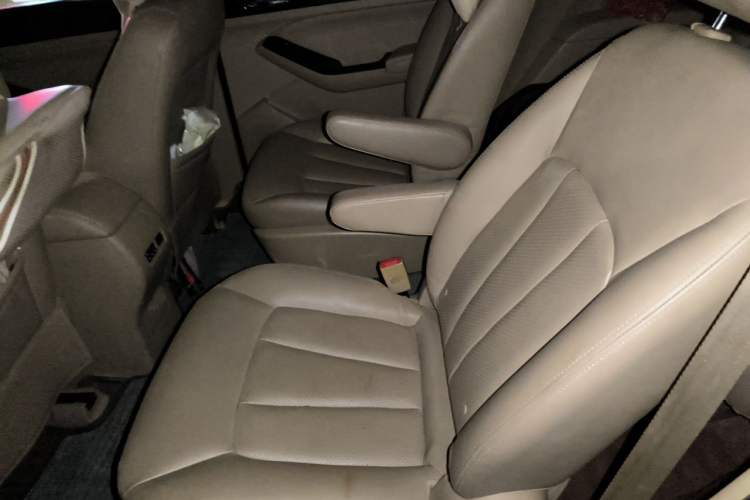 Used Baojun 730 2014 1.5L manual Comfort ESP version 7 seats Left Rear Seat