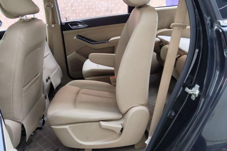 Used Baojun 730 2014 1.5L manual Comfort version 7 seats Left Rear Seat