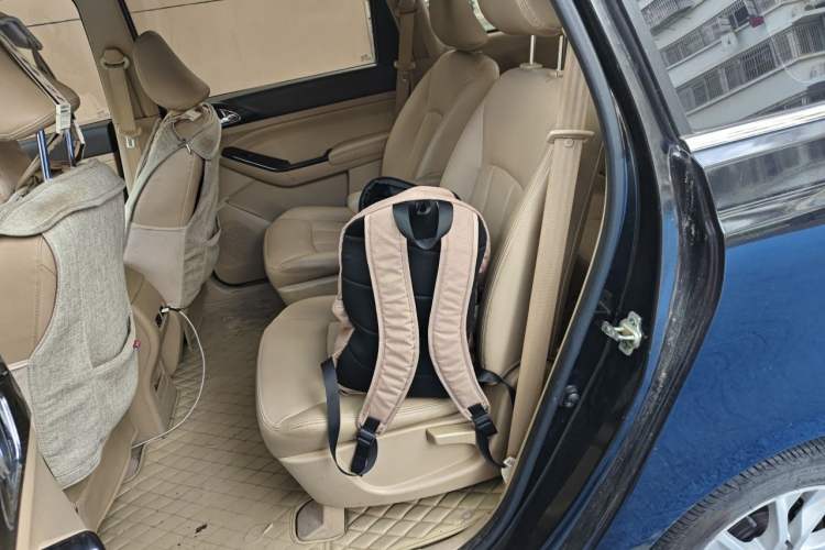 Used Baojun 730 2014 1.5L manual Comfort version 7 seats Left Rear Seat