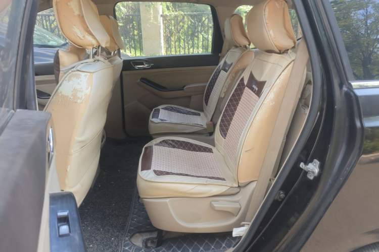Used Baojun 730 2014 1.5L manual Comfort version 7 seats Left Rear Seat
