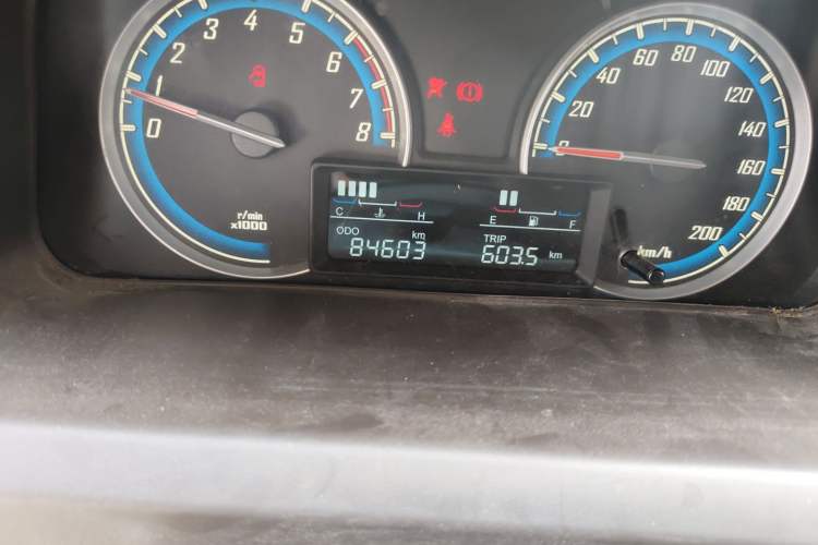 Used Baojun 730 2014 1.5L manual luxury trim 7 seats Odometer Close Up