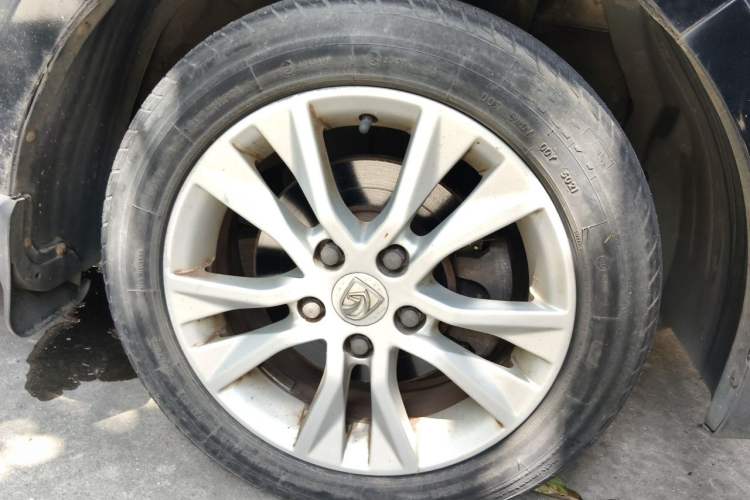 Used Baojun 730 2014 1.5L manual luxury trim 7 seats Right Front Wheel Hub