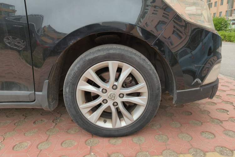 Used Baojun 730 2014 1.5L manual Comfort version 7 seats Right Front Wheel Hub