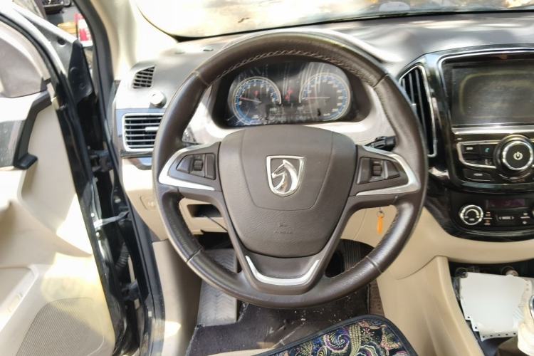 Used Baojun 730 2014 1.5L manual luxury trim 7 seats Steering Wheel