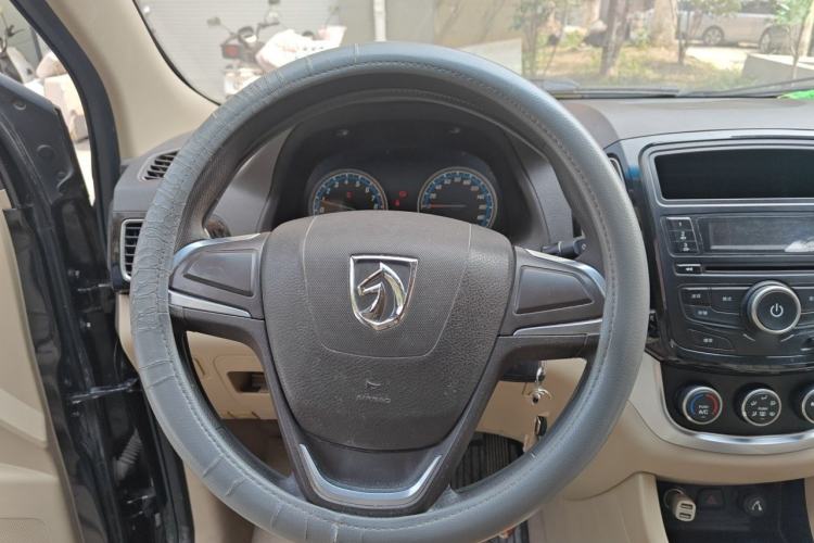 Used Baojun 730 2014 1.5L manual standard trim 7 seats Steering Wheel