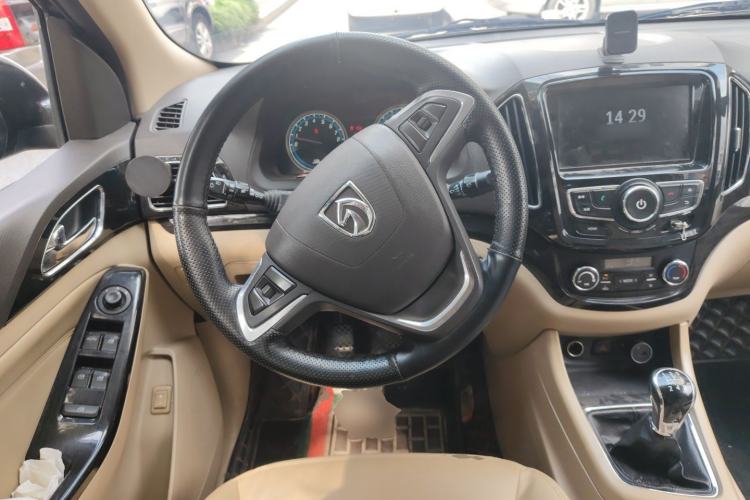 Used Baojun 730 2014 1.5L manual luxury trim 7 seats Steering Wheel