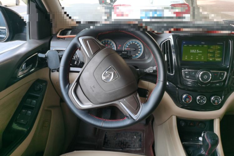 Used Baojun 730 2014 1.5L manual standard trim 7 seats Steering Wheel
