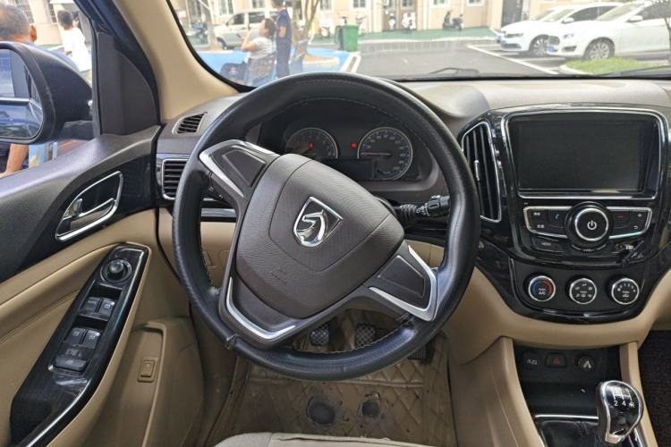 Used Baojun 730 2014 1.5L manual Comfort version 7 seats Steering Wheel