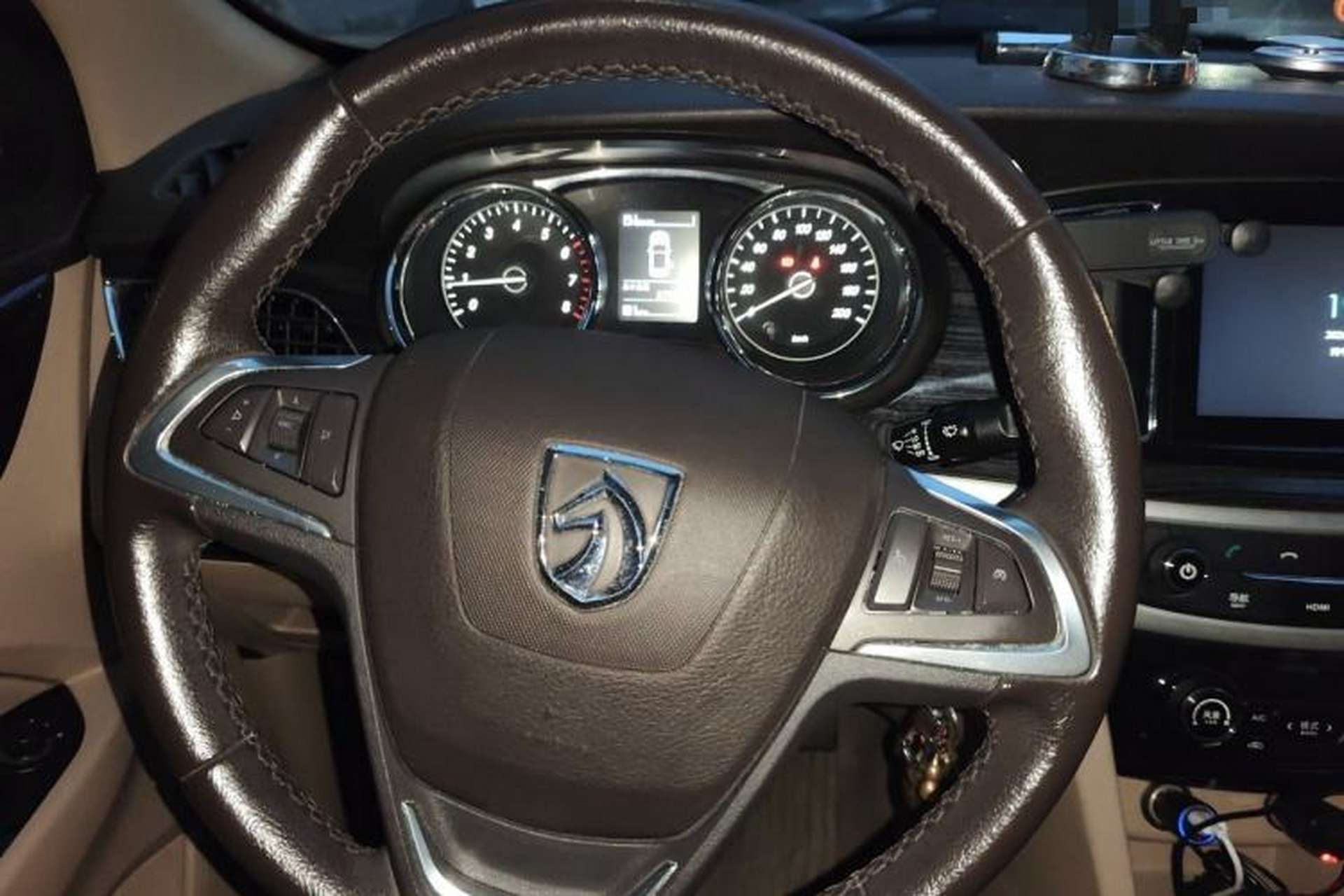 Used Baojun 730 2014 1.5L Manual Luxury Navigation ESP Version 7 Seats Steering Wheel