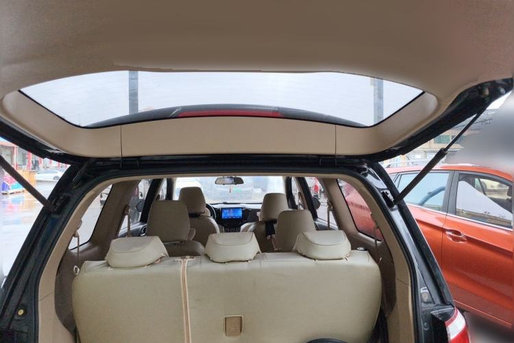 Used Baojun 730 2014 1.5L manual standard trim 7 seats Trunk