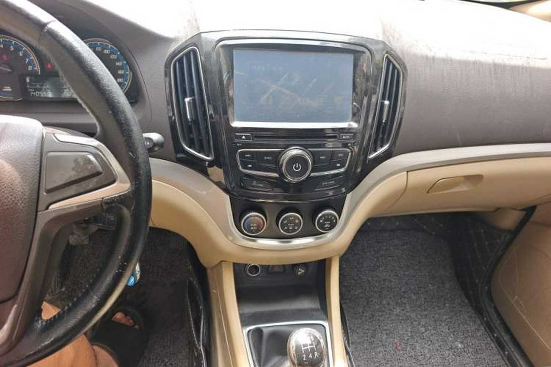 Used Baojun 730 2014 1.5L manual Comfort version 7 seats Audio And AC Panel