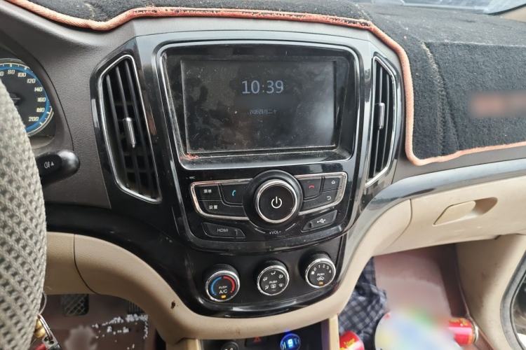 Used Baojun 730 2014 1.5L manual Comfort ESP version 7 seats Audio And AC Panel