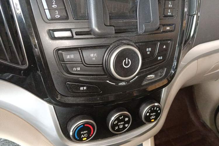 Used Baojun 730 2014 1.5L manual standard trim 7 seats Audio And AC Panel