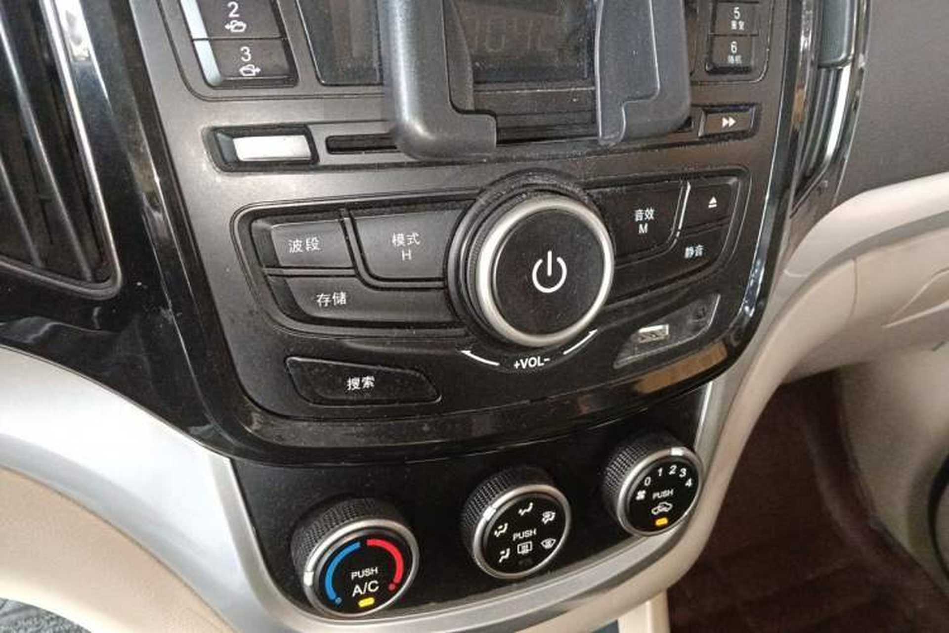 Used Baojun 730 2014 1.5L manual standard trim 7 seats Audio And AC Panel