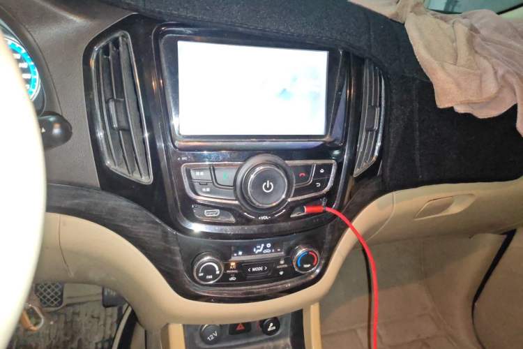 Used Baojun 730 2014 1.5L manual luxury trim 7 seats Audio And AC Panel