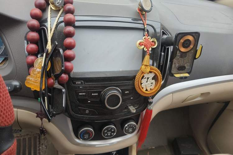 Used Baojun 730 2014 1.5L manual standard trim 7 seats Audio And AC Panel
