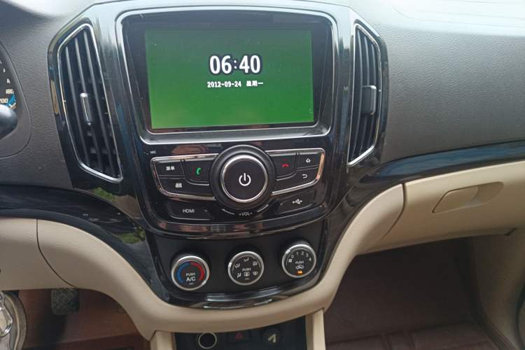 Used Baojun 730 2014 1.5L manual Comfort version 7 seats Audio And AC Panel