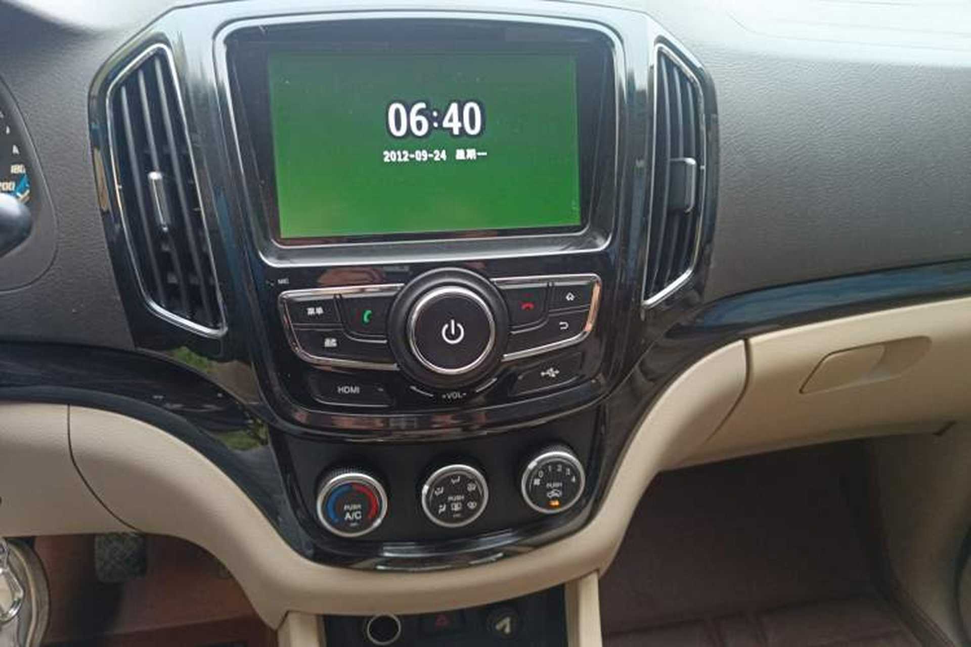 Used Baojun 730 2014 1.5L manual Comfort version 7 seats Audio And AC Panel