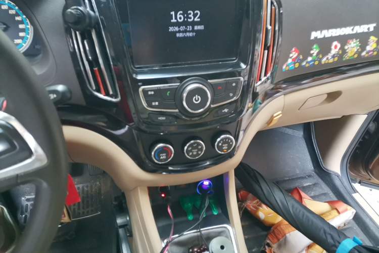 Used Baojun 730 2014 1.5L manual Comfort version 7 seats Audio And AC Panel