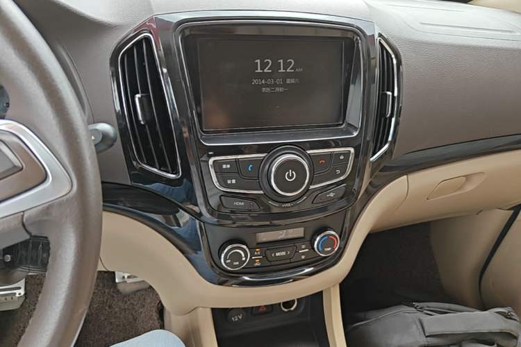 Used Baojun 730 2014 1.5L manual luxury trim 7 seats Audio And AC Panel