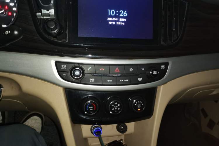 Used Baojun 730 2014 1.5L manual Comfort version 7 seats Audio And AC Panel