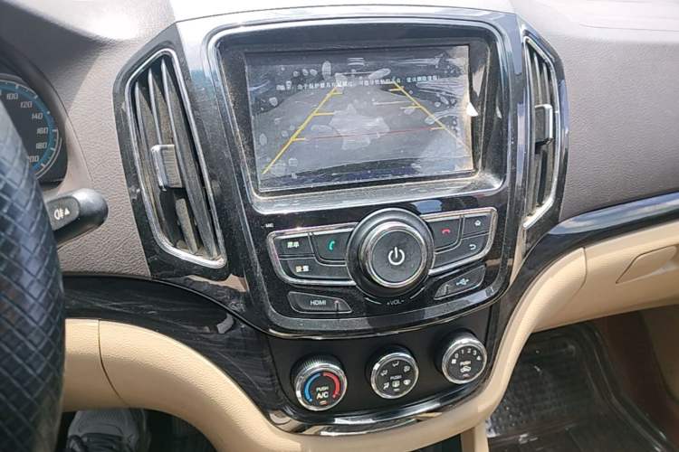 Used Baojun 730 2014 1.5L manual Comfort version 7 seats Audio And AC Panel