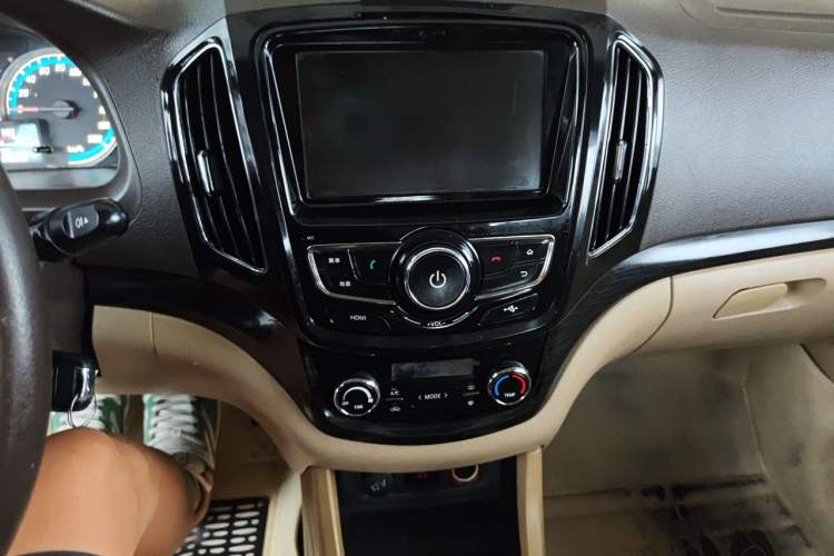 Used Baojun 730 2014 1.5L manual luxury trim 7 seats Audio And AC Panel