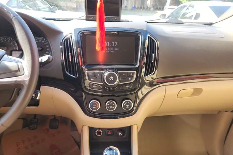Used Baojun 730 2014 1.5L manual Comfort ESP version 7 seats Audio And AC Panel