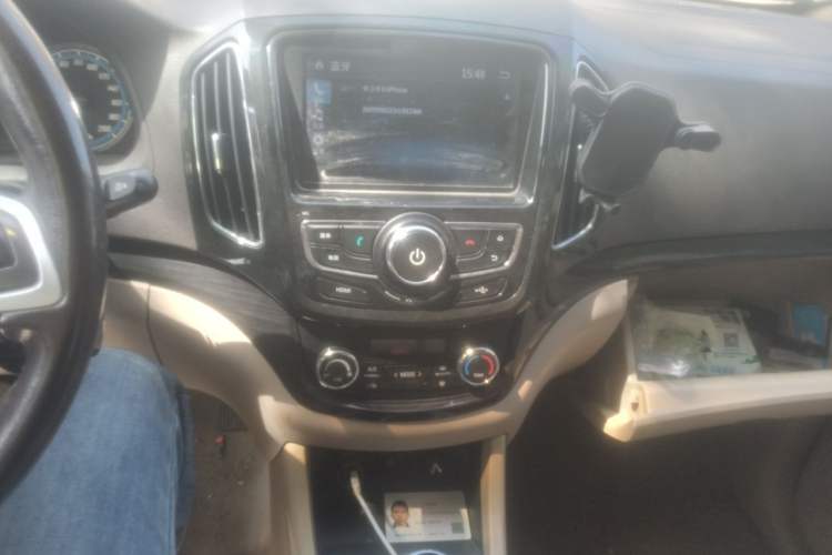 Used Baojun 730 2014 1.5L manual luxury trim 7 seats Audio And AC Panel