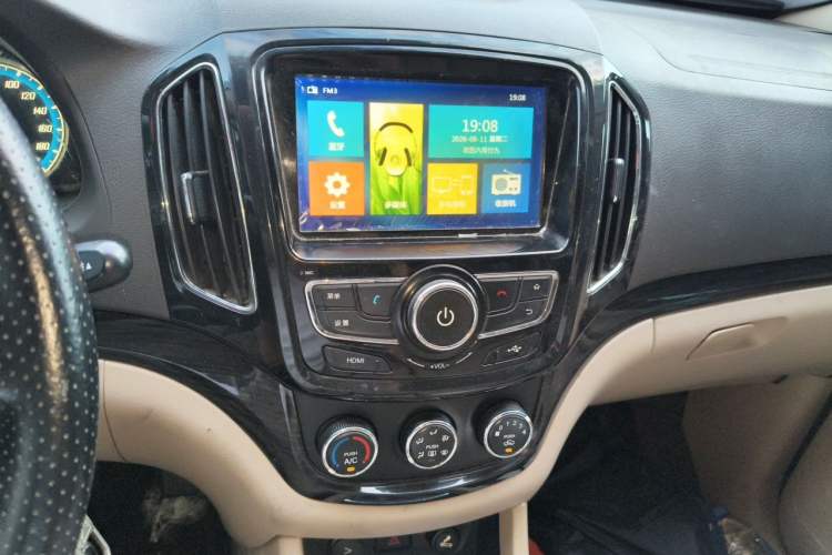 Used Baojun 730 2014 1.5L manual Comfort ESP version 7 seats Audio And AC Panel