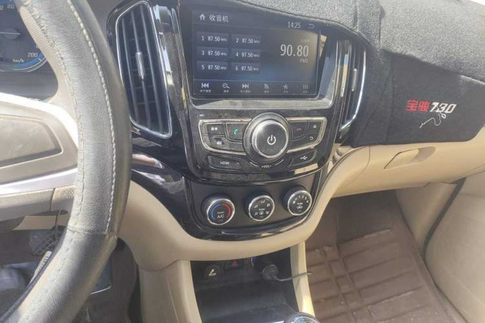 Used Baojun 730 2014 1.5L manual Comfort version 7 seats Audio And AC Panel
