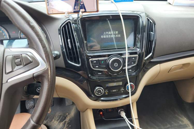 Used Baojun 730 2014 1.5L Manual Luxury Navigation ESP Version 7 Seats Audio And AC Panel